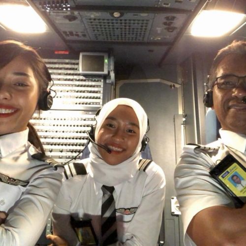 Pilot Leaves Airline After 40 Years to Fly With His 2 Pilot Daughters